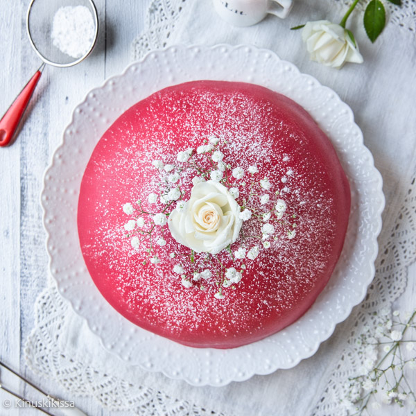 https://media.kinuskikissa.fi/uploads/sini/2024/11/jouluinen-prinsessakakku-resepti.jpg