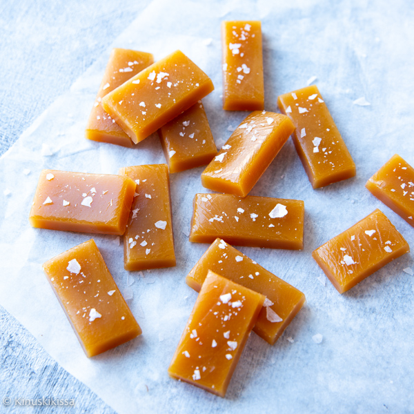 https://media.kinuskikissa.fi/uploads/sini/2024/12/toffee-resepti.jpg