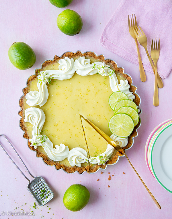 https://media.kinuskikissa.fi/uploads/sini/2025/03/vegaaninen-key-lime-pie-3.jpg