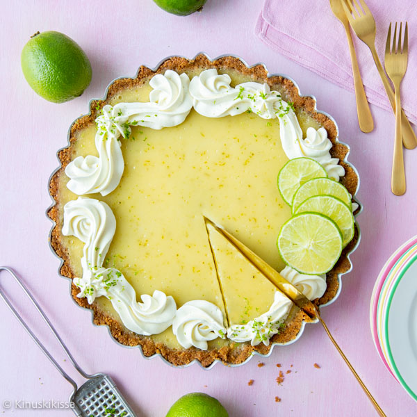 https://media.kinuskikissa.fi/uploads/sini/2025/03/vegaaninen-key-lime-pie-resepti-2.jpg