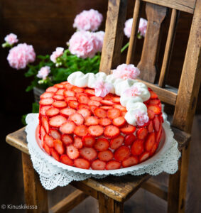 https://media.kinuskikissa.fi/uploads/sini/2025/06/mansikkataytekakku-283x300.jpg