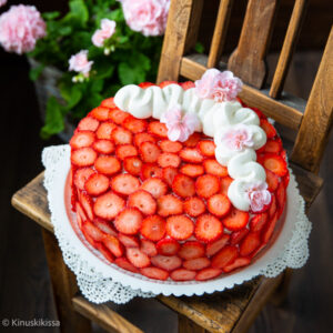 https://media.kinuskikissa.fi/uploads/sini/2025/06/mansikkataytekakku-resepti-300x300.jpg