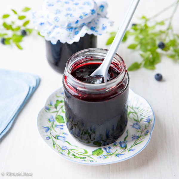 https://media.kinuskikissa.fi/uploads/sini/2025/07/mustikkahillo-resepti.jpg