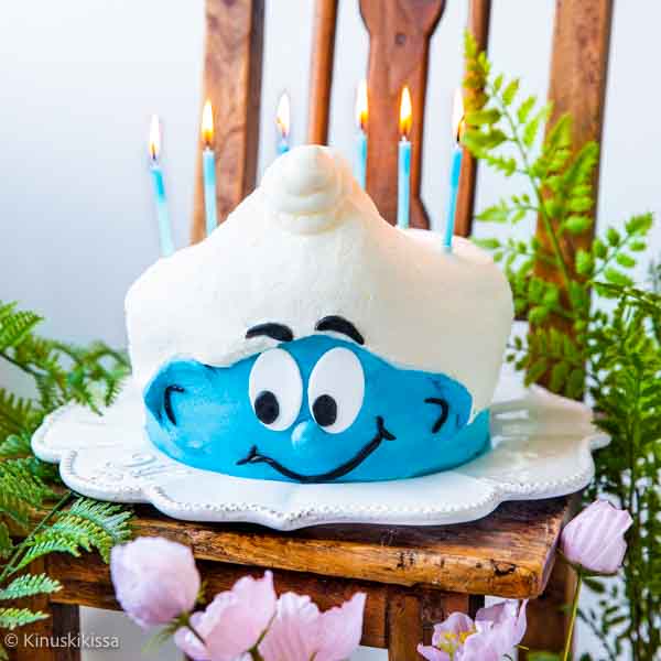 https://media.kinuskikissa.fi/uploads/sini/2025/07/smurffikakku-resepti.jpg