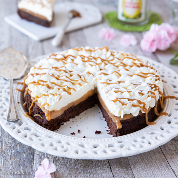 https://media.kinuskikissa.fi/uploads/sini/2025/08/mudoffee-toffee-mutakakku-resepti.jpg