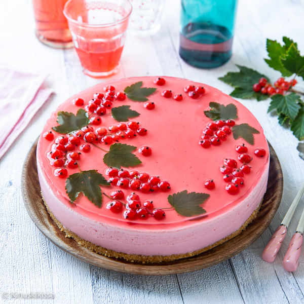 https://media.kinuskikissa.fi/uploads/sini/2025/08/punaherukkakakku-resepti.jpg