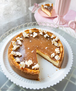 https://media.kinuskikissa.fi/uploads/sini/2025/10/salted-caramel-juustokakku-3-251x300.jpg