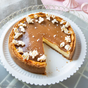 https://media.kinuskikissa.fi/uploads/sini/2025/10/salted-caramel-juustokakku-resepti-300x300.jpg