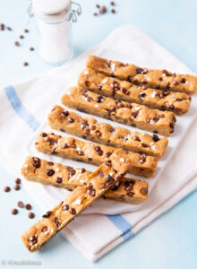 https://media.kinuskikissa.fi/uploads/sini/2026/01/chocolate-chip-cookie-tikut-sticks-220x300.jpg