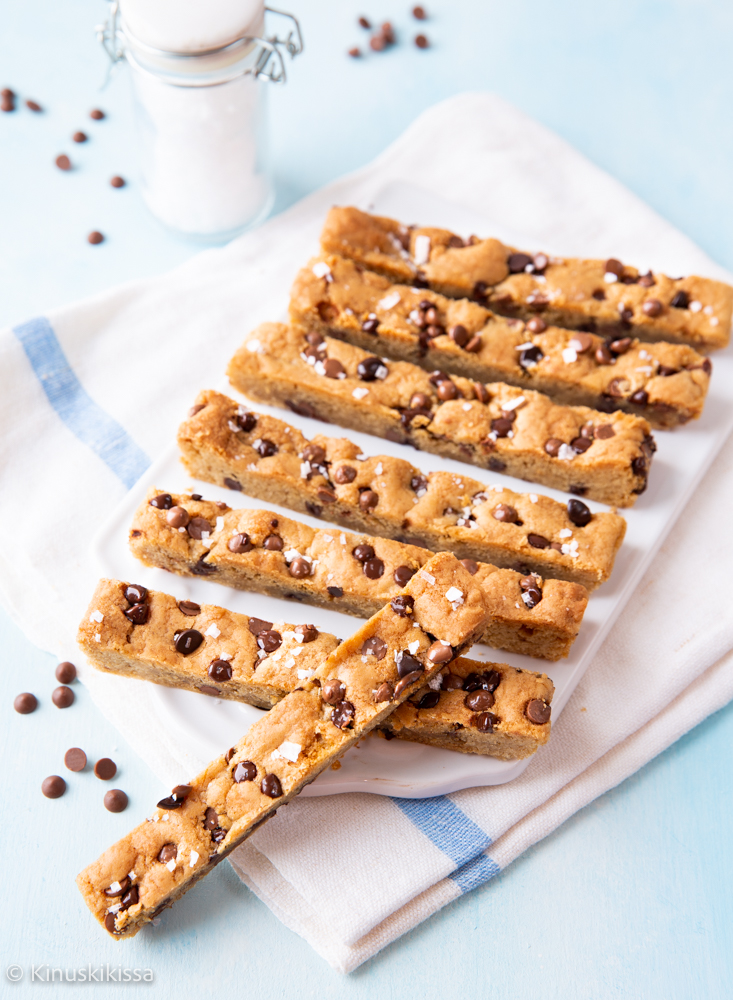 https://media.kinuskikissa.fi/uploads/sini/2026/01/chocolate-chip-cookie-tikut-sticks.jpg