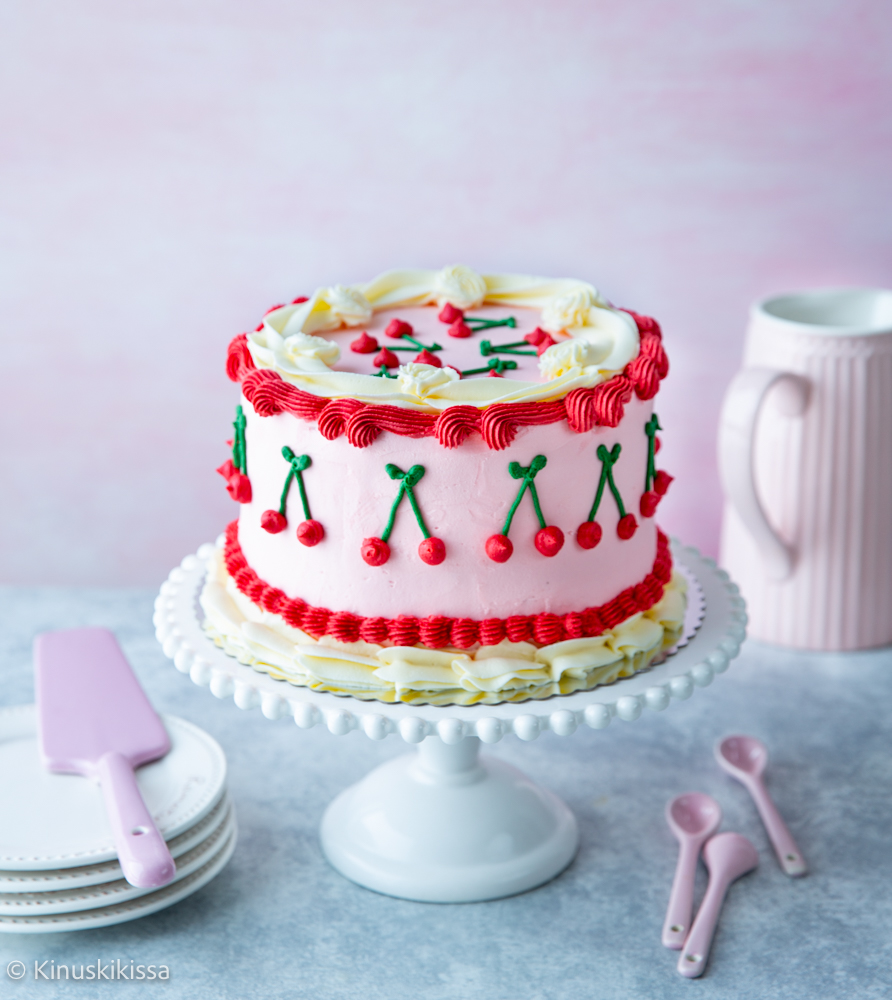 https://media.kinuskikissa.fi/uploads/sini/2026/02/kirsikkakakku-cherry-cake-1.jpg