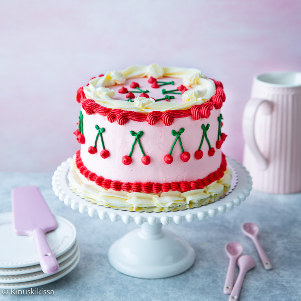 https://media.kinuskikissa.fi/uploads/sini/2026/02/kirsikkakakku-cherry-cake-resepti-1.jpg