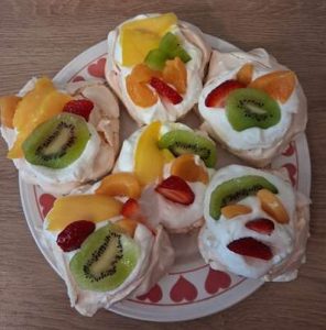 https://media.kinuskikissa.fi/uploads/sini/2026/04/Valmiit-296x300.jpg