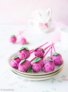 https://media.kinuskikissa.fi/uploads/sini/2026/04/mansikkaruusut-2-1-221x300.jpg