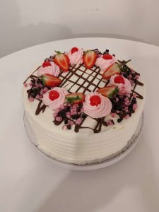 https://media.kinuskikissa.fi/uploads/sini/2026/05/1926-225x300.jpg