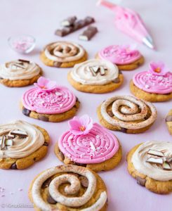 https://media.kinuskikissa.fi/uploads/sini/2026/05/crumbl-cookies-2-245x300.jpg