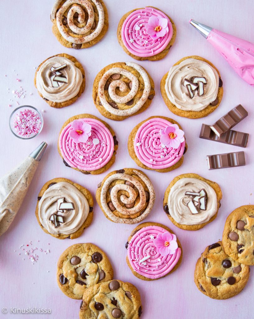 https://media.kinuskikissa.fi/uploads/sini/2026/05/crumbl-cookies-816x1024.jpg