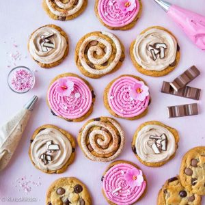 https://media.kinuskikissa.fi/uploads/sini/2026/05/crumbl-cookies-resepti-300x300.jpg