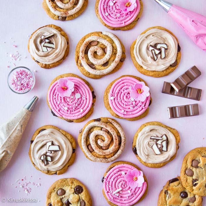 https://media.kinuskikissa.fi/uploads/sini/2026/05/crumbl-cookies-resepti.jpg
