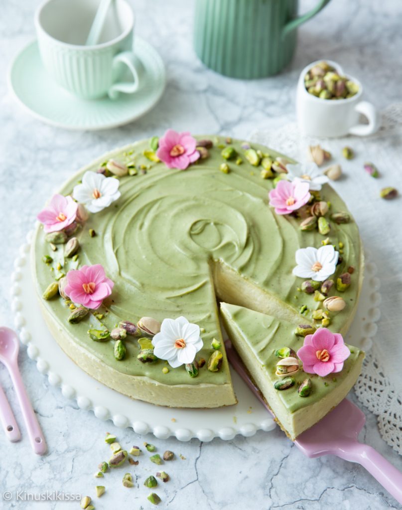 https://media.kinuskikissa.fi/uploads/sini/2026/05/pistaasijuustokakku-2-807x1024.jpg