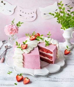 https://media.kinuskikissa.fi/uploads/sini/2026/06/red-velvet-mansikkakakku-2-255x300.jpg