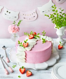 https://media.kinuskikissa.fi/uploads/sini/2026/06/red-velvet-mansikkakakku-252x300.jpg