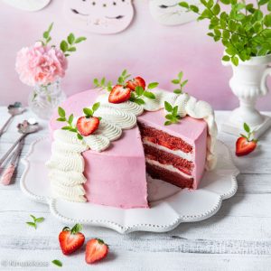 https://media.kinuskikissa.fi/uploads/sini/2026/06/red-velvet-mansikkakakku-resepti-300x300.jpg