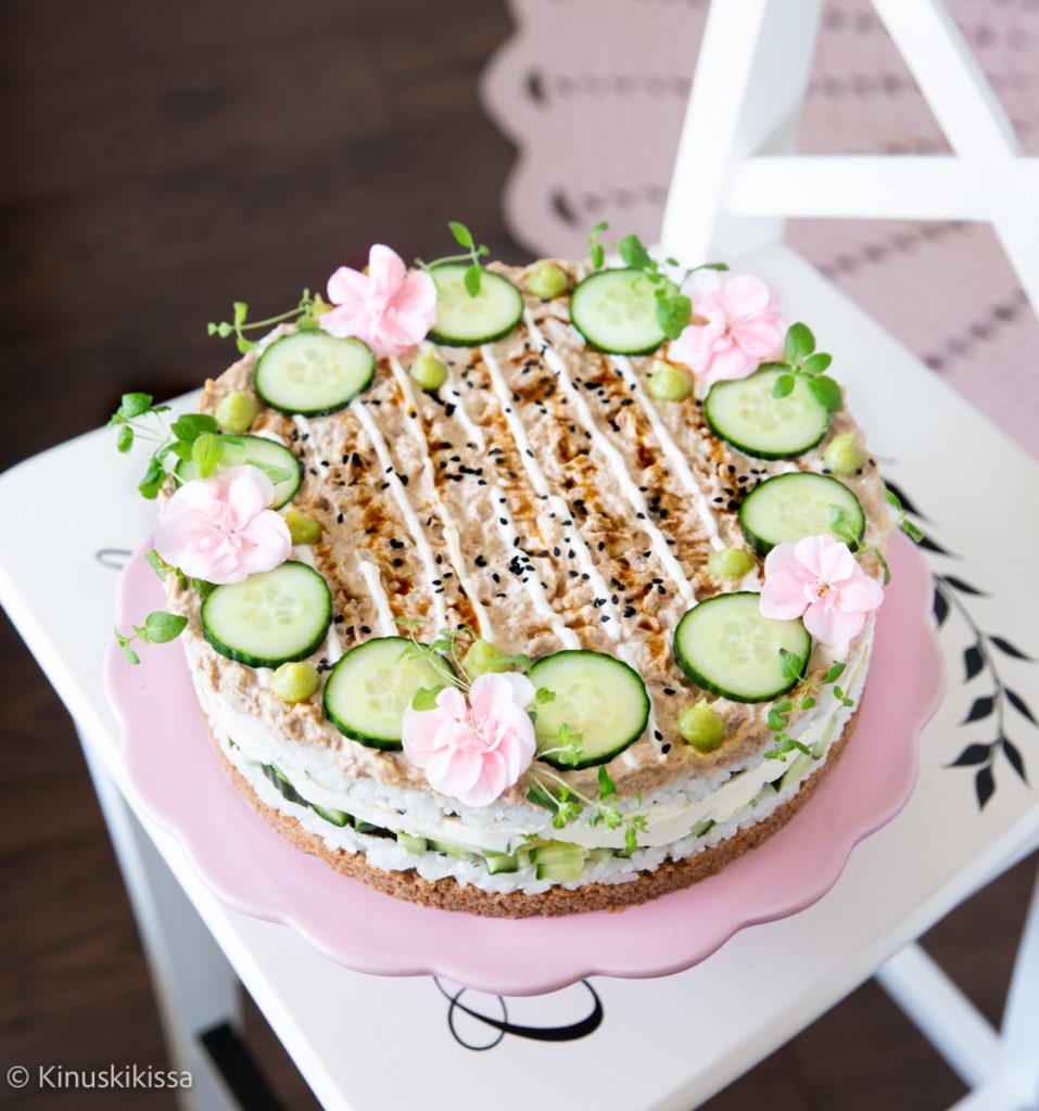 https://media.kinuskikissa.fi/uploads/sini/2026/06/tonnikala-sushikakku-957x1024.jpg