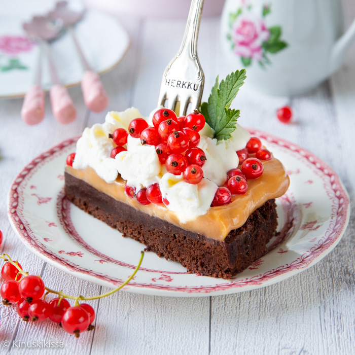 https://media.kinuskikissa.fi/uploads/sini/2026/07/herukka-mudoffee-resepti-1.jpg