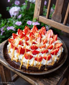 https://media.kinuskikissa.fi/uploads/sini/2026/07/mansikka-mudoffee-244x300.jpg