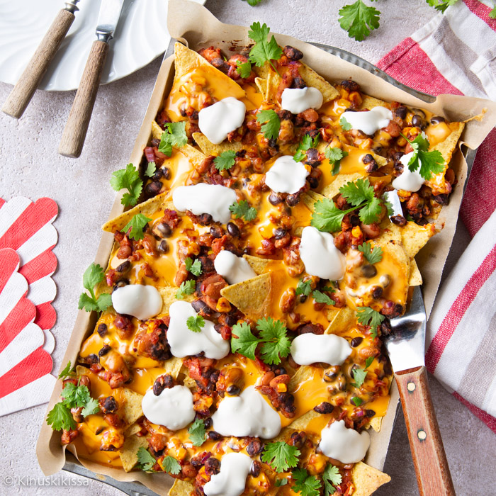 https://media.kinuskikissa.fi/uploads/sini/2026/10/nachopelti-kasvis-resepti.jpg