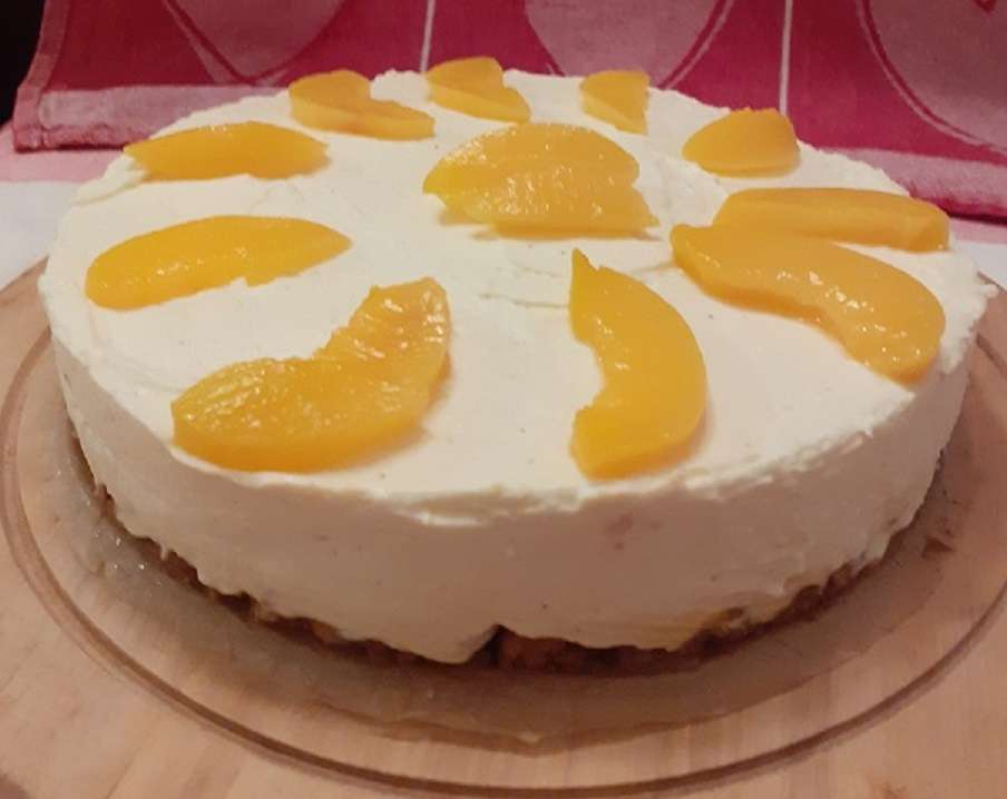 https://media.kinuskikissa.fi/uploads/sini/Sitruunainen-juustokakku-persikoilla.jpg