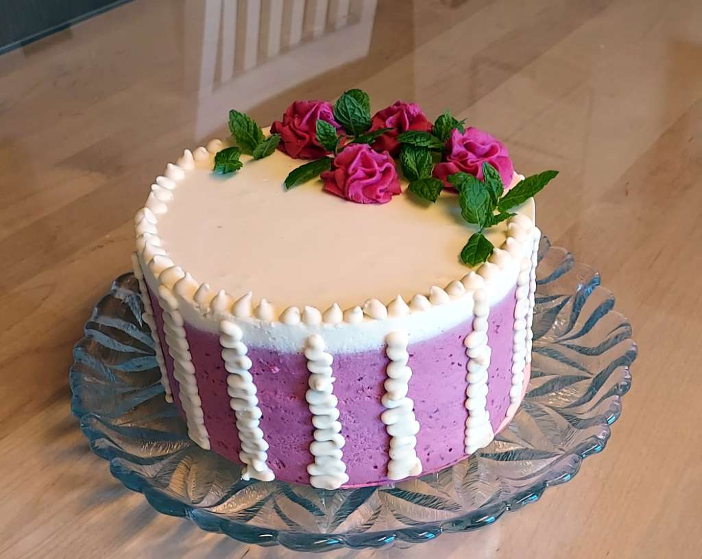 https://media.kinuskikissa.fi/uploads/sini/Vadelma-suklaa-hyydykekakku-1.jpg