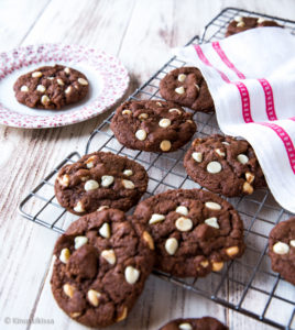 https://media.kinuskikissa.fi/uploads/sini/brown-chocolate-chip-cookies-2-268x300.jpg