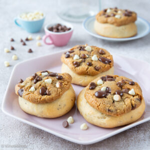 https://media.kinuskikissa.fi/uploads/sini/chocolate-chip-buns-resepti-300x300.jpg