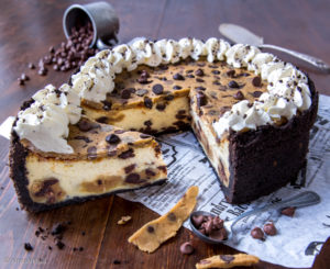 https://media.kinuskikissa.fi/uploads/sini/cookie-dough-cheesecake-2-300x245.jpg