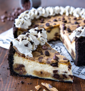 https://media.kinuskikissa.fi/uploads/sini/cookie-dough-cheesecake-3-280x300.jpg