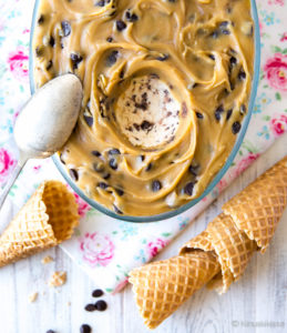 https://media.kinuskikissa.fi/uploads/sini/cookie-dough-jäätelö-259x300.jpg
