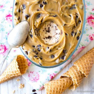 https://media.kinuskikissa.fi/uploads/sini/cookie-dough-jäätelö-resepti-300x300.jpg