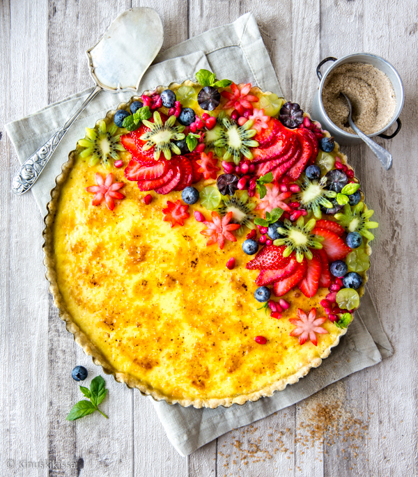 https://media.kinuskikissa.fi/uploads/sini/creme-brulee-piirakka.jpg