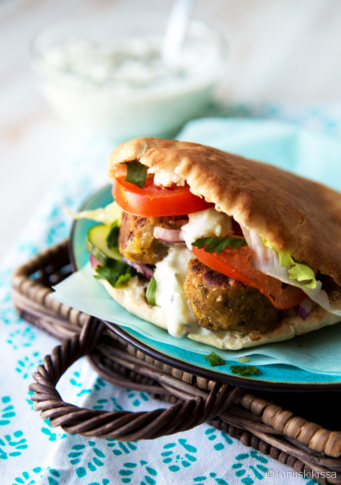 https://media.kinuskikissa.fi/uploads/sini/falafel-pitaleivat-1.jpg