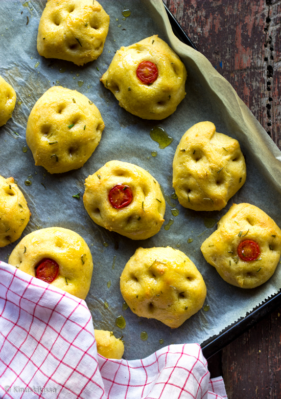 https://media.kinuskikissa.fi/uploads/sini/focaccia-sampylat.jpg