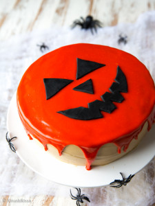 https://media.kinuskikissa.fi/uploads/sini/halloween-kurpitsakakku-225x300.jpg