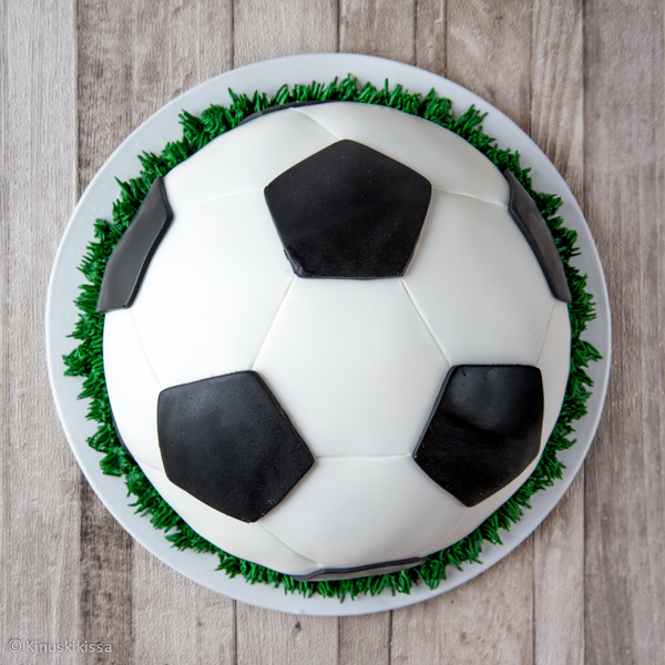 https://media.kinuskikissa.fi/uploads/sini/jalkapallokakku-1.jpg