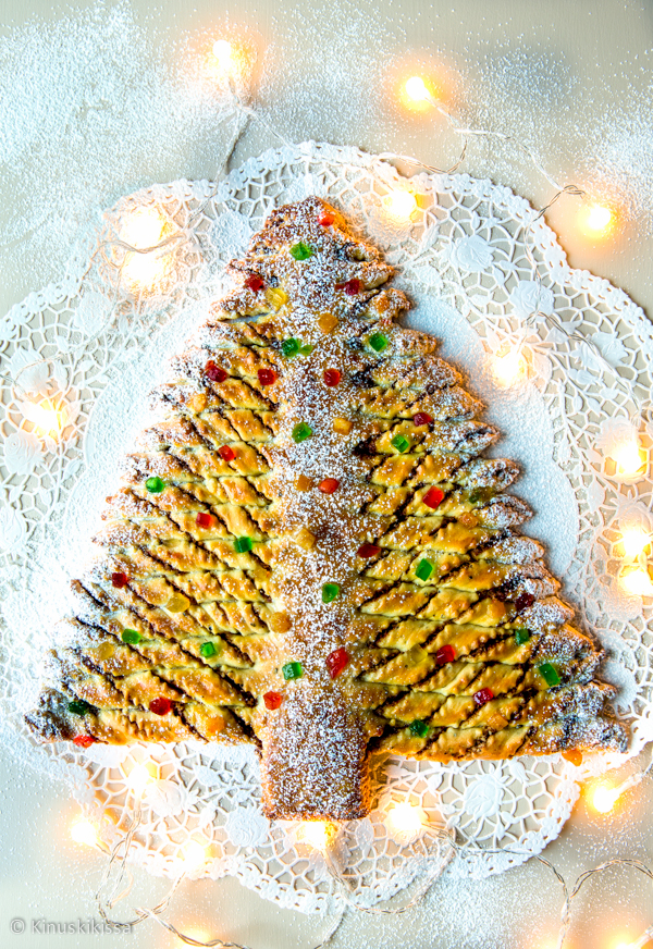 https://media.kinuskikissa.fi/uploads/sini/joulukuusipulla-1.jpg