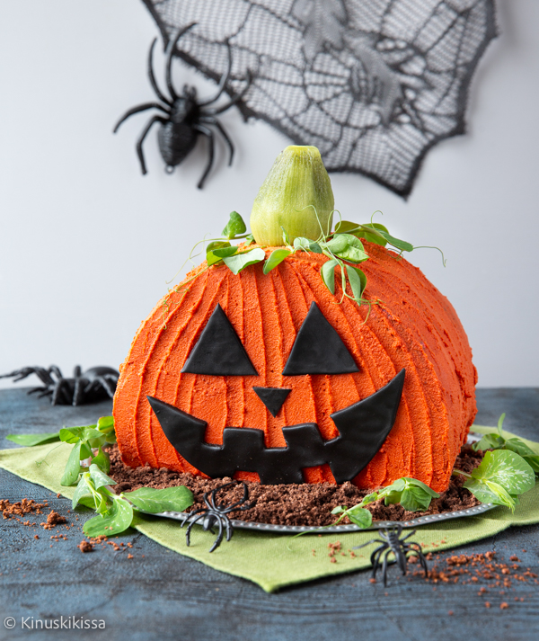 https://media.kinuskikissa.fi/uploads/sini/kaannetty-halloween-kakku.jpg