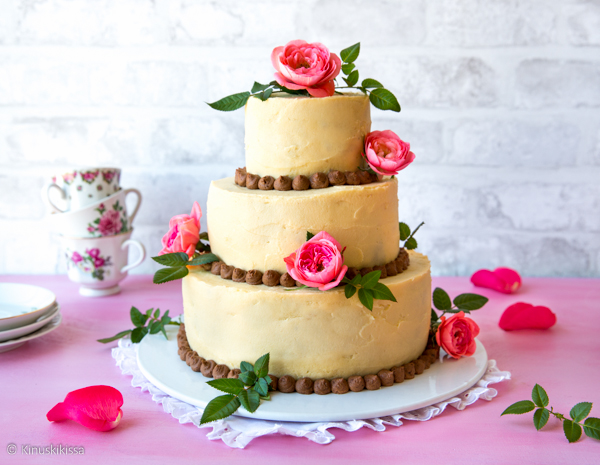 https://media.kinuskikissa.fi/uploads/sini/kaaretorttu-kerroskakku.jpg