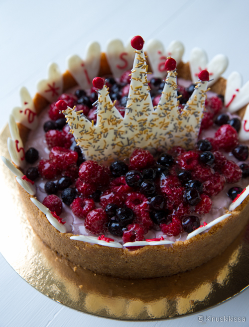 https://media.kinuskikissa.fi/uploads/sini/kuningaskakku-2.jpg