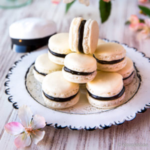 https://media.kinuskikissa.fi/uploads/sini/lakritsi-macarons-300x300.jpg