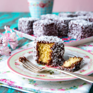 https://media.kinuskikissa.fi/uploads/sini/lamington-1-300x300.jpg